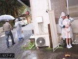 雨に打たれながらカッパの中を全裸にされボランティア活動中に何度もこっそりイキさせられる小さい女の子 蓮見天